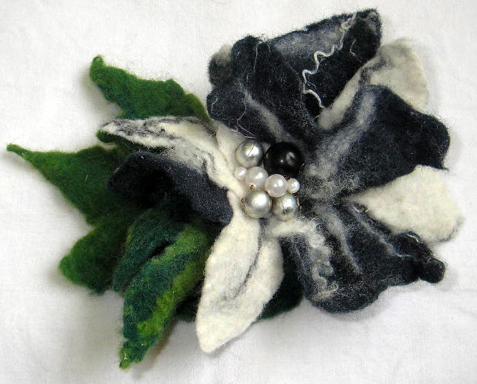 Flower brooch " White - black "