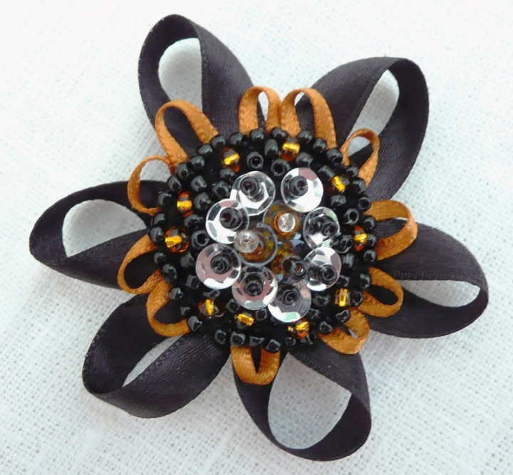 Retro style brooch