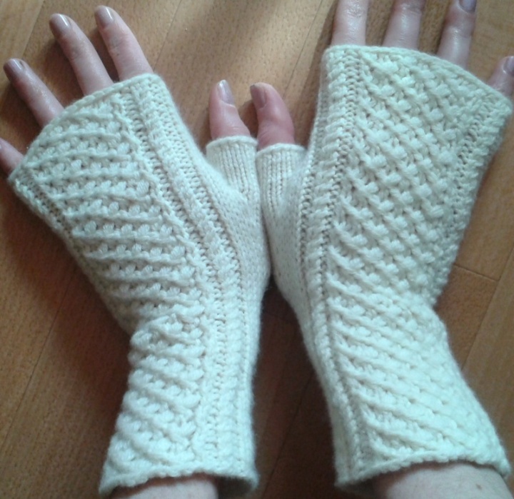 knitted wristlets picture no. 2