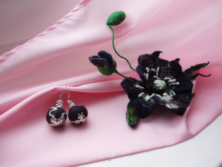 " Black poppy & quot ;.Sege + earrings.