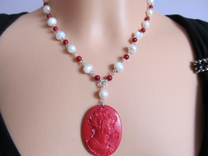 Pearl necklace with coral cameo