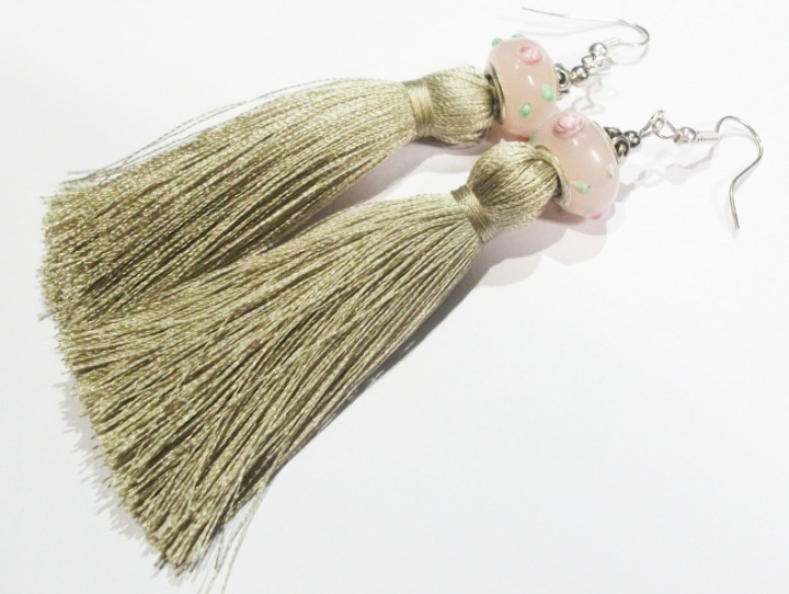 Linen-colored tassel