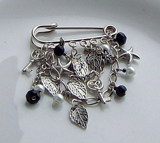 Brooch from chains