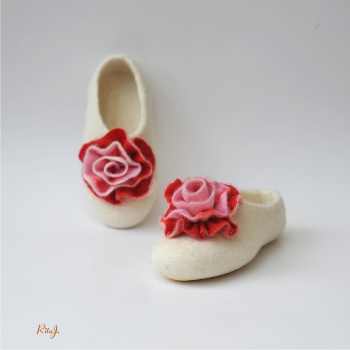 Tapukai natural wool with white rose