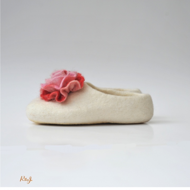 Tapukai natural wool with white rose picture no. 2