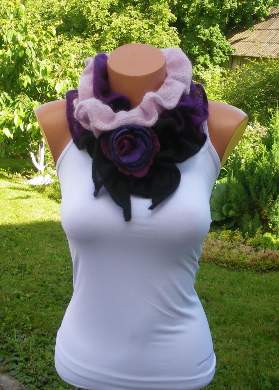 Scarf with brooch II picture no. 2