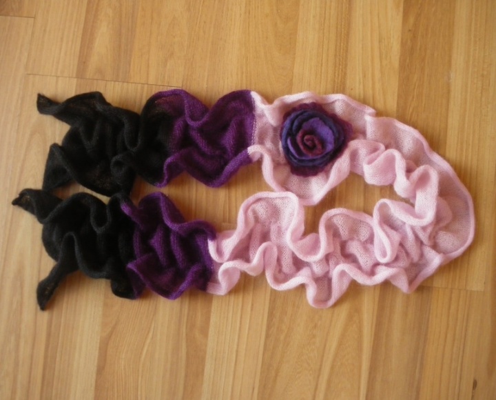 Scarf with brooch II picture no. 3