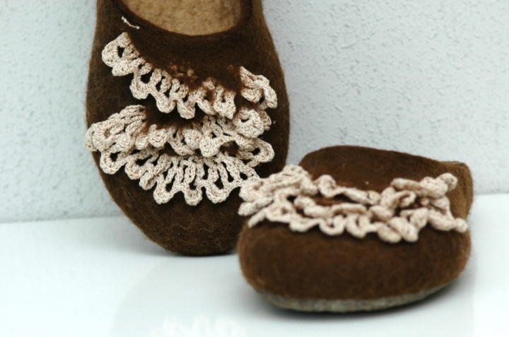 Lace brown slippers picture no. 2