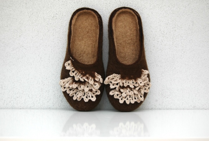 Lace brown slippers picture no. 3