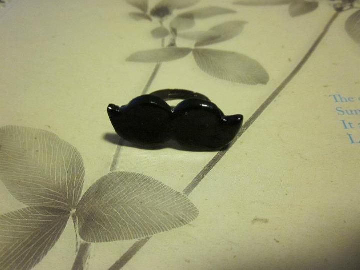 Ring mustache