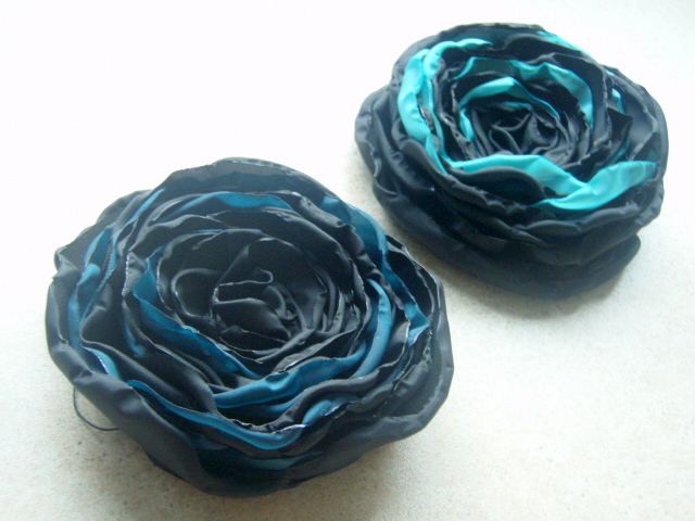 Flowers brooches made of cloth