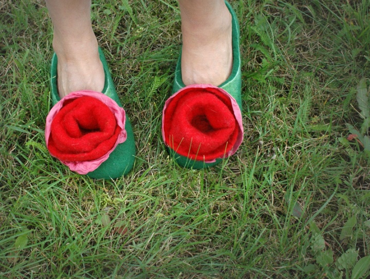 Green slippers with red wind you