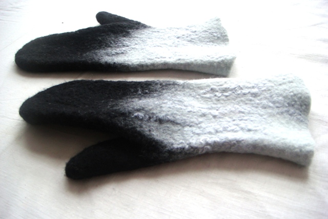 felted wool gloves black and white. picture no. 2