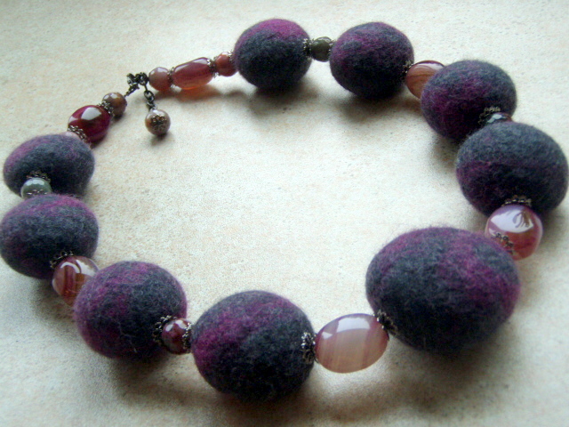 Veltas neck jewelry with agate