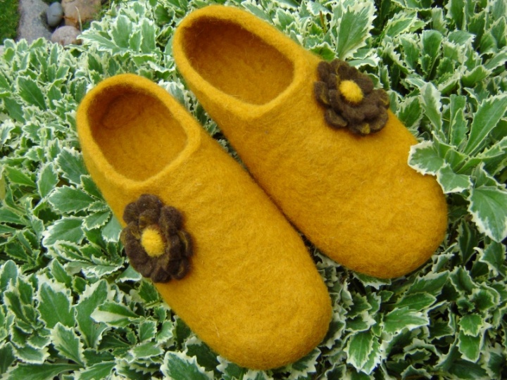 mustard-colored tapkutes