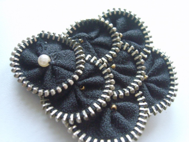 Brooch from zippers