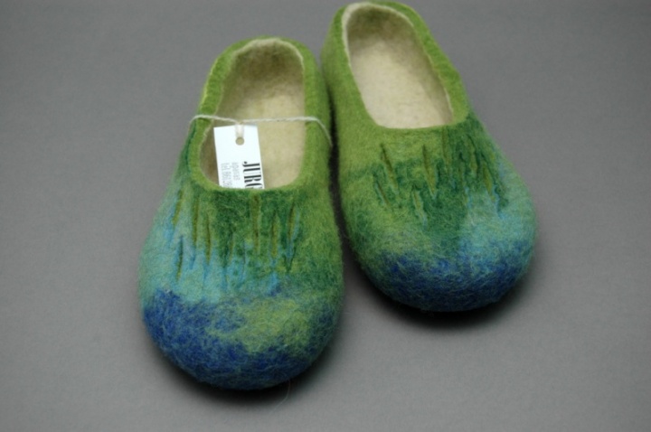 Green convivial slippers