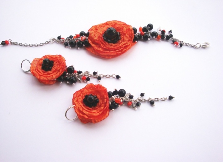 Small Poppies. Bracelet and earrings