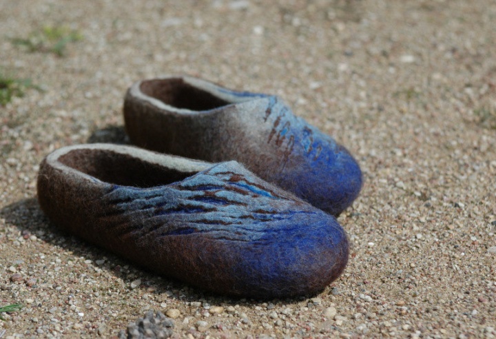 Blue brown slippers picture no. 2