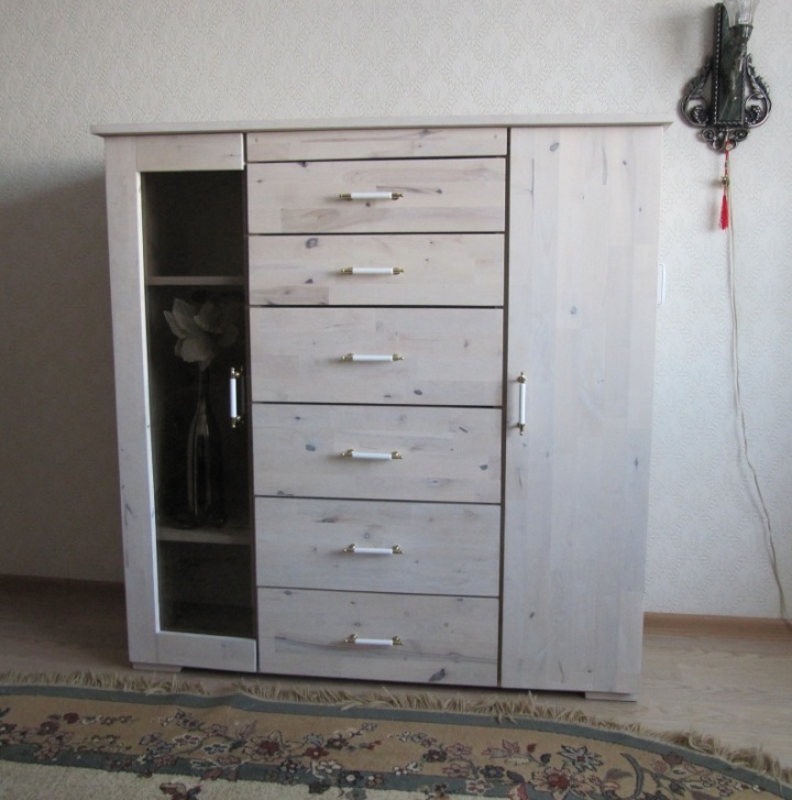 Chest of drawers.