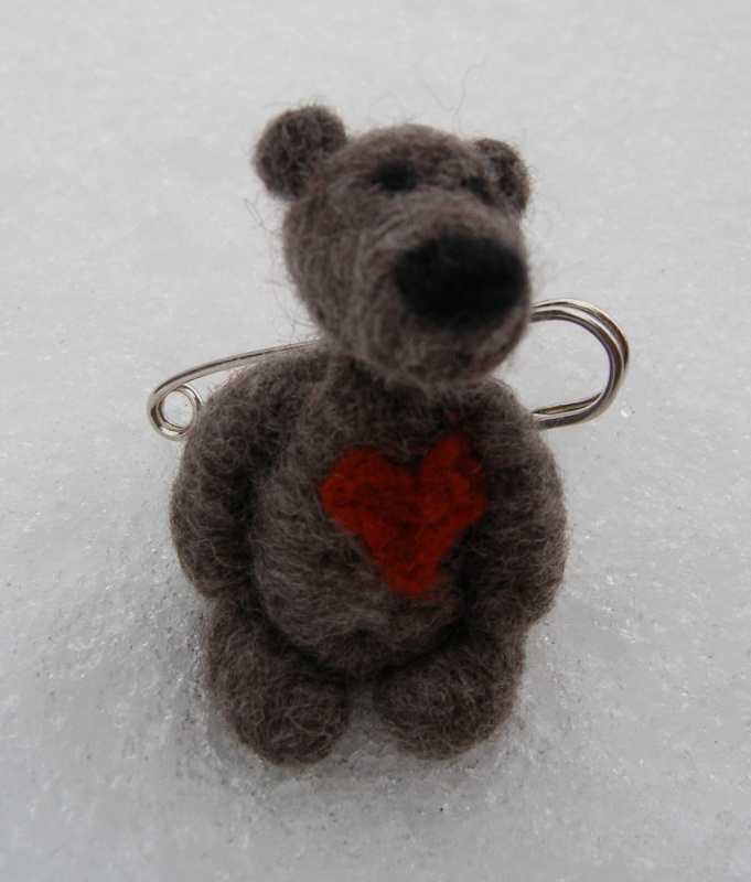 Teddy-brooch picture no. 2