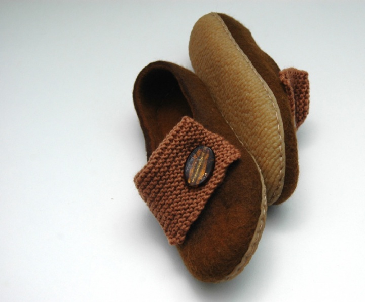 Tat brown slippers with soles