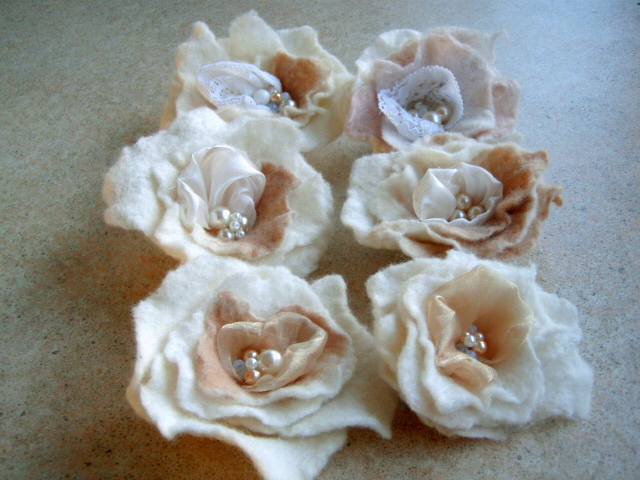 Flowers brooches from merino wool