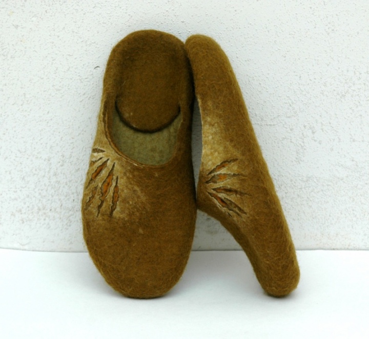 Autumnal green slippers