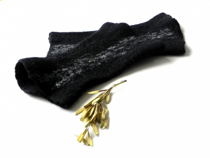 Felted merino wool black riesines