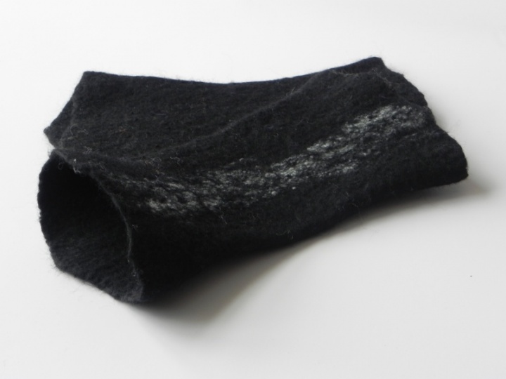 Felted merino wool black riesines picture no. 2