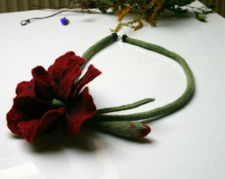 Necklace " deep red flowers " picture no. 2