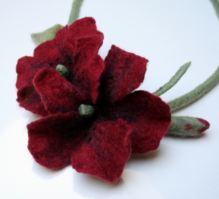 Necklace " deep red flowers " picture no. 3