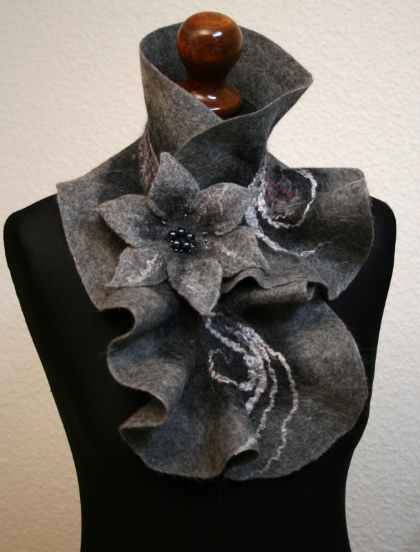 Collar " gray lily "