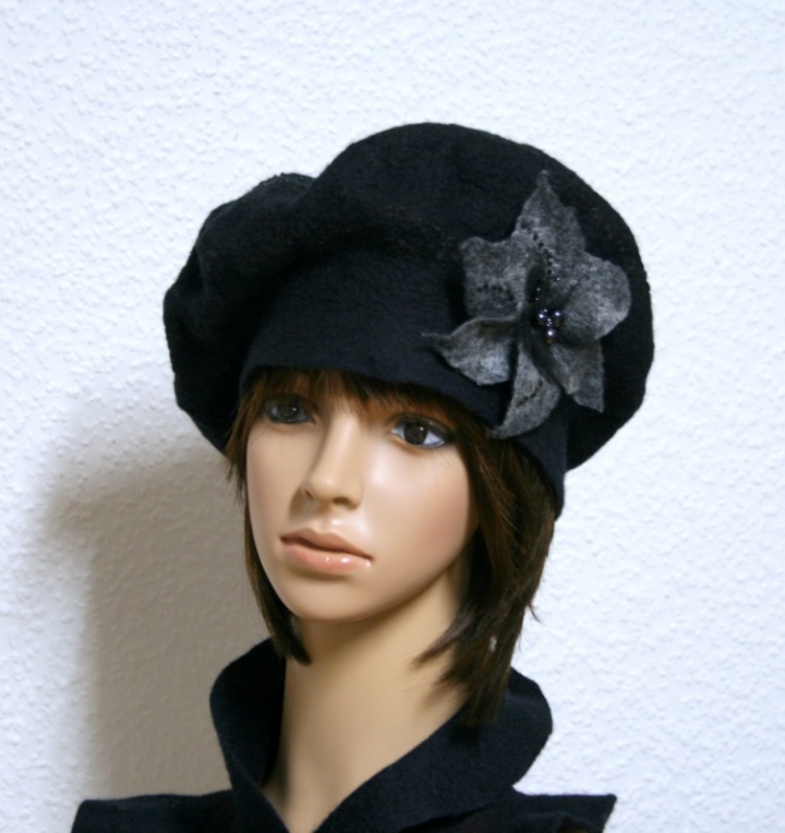 Beret " Black with Flower "