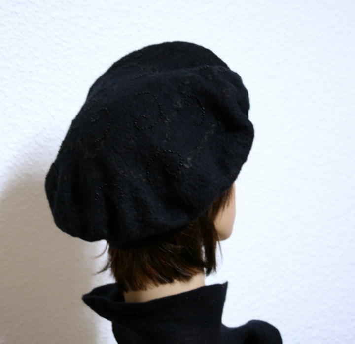 Beret " Black with Flower " picture no. 2