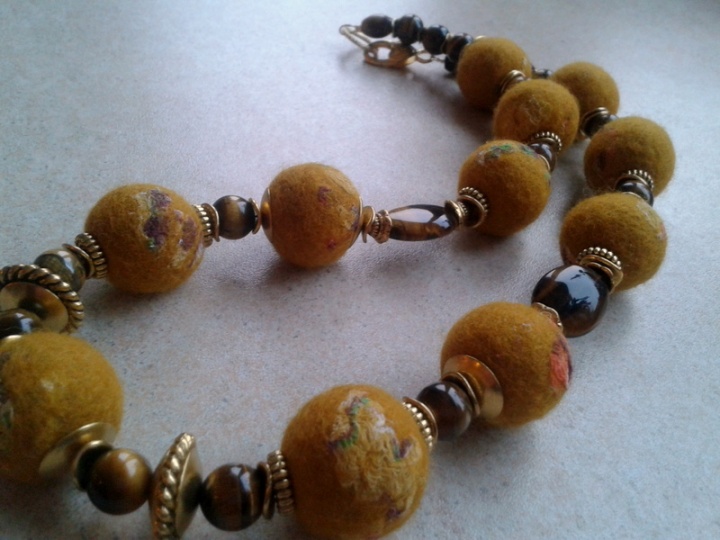 Mustard-colored necklace picture no. 2