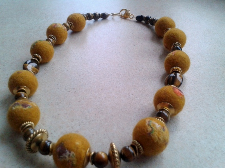 Mustard-colored necklace picture no. 3