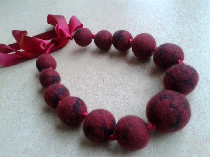 Bordeaux large necklace