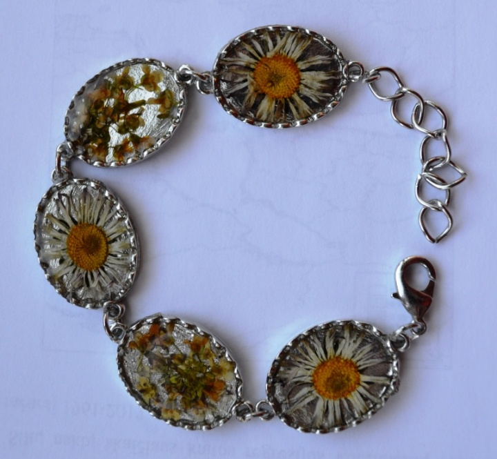 Bracelet with real flowers