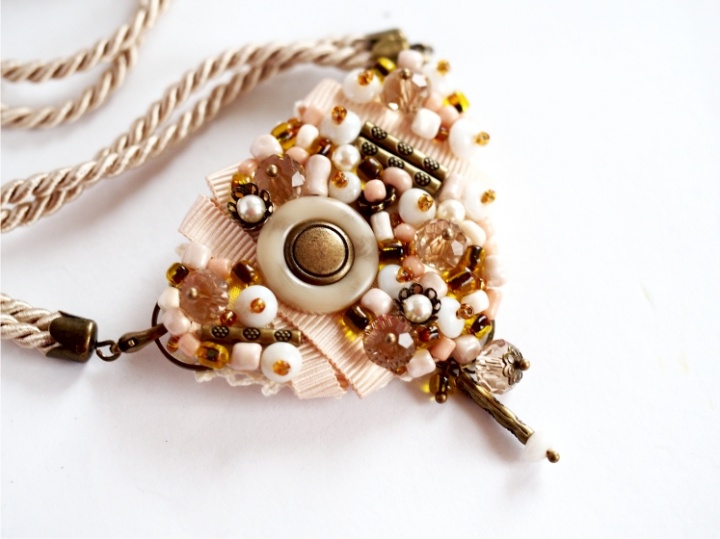 Necklace-brooch " latte "