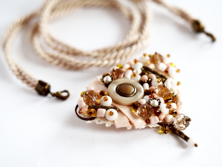 Necklace-brooch " latte " picture no. 3