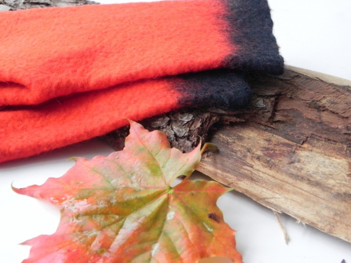 Felted red gloves picture no. 2