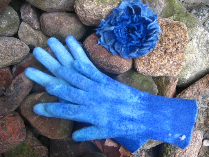 Gloves and brooch picture no. 2