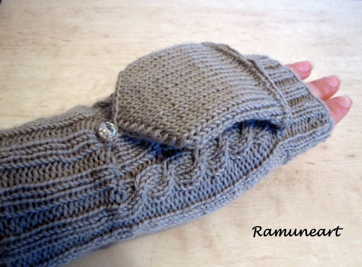 Gray wrist warmers - Gloves picture no. 2