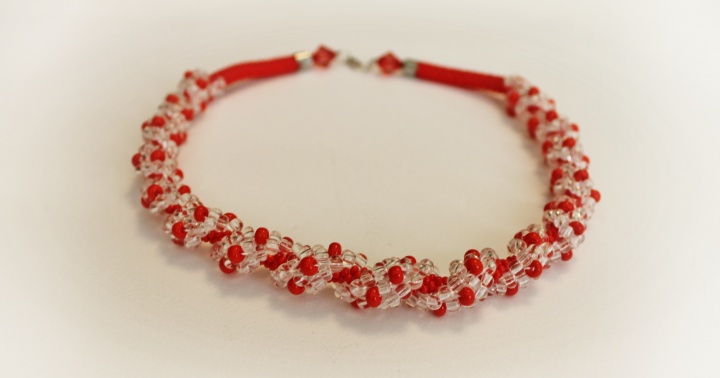 Red necklace (tow) handiwork picture no. 2