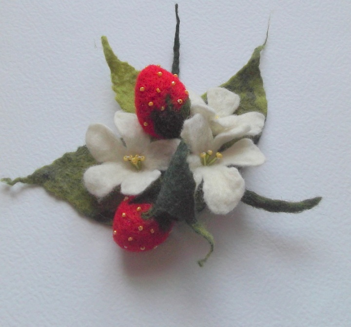 brooch-strawberries picture no. 2