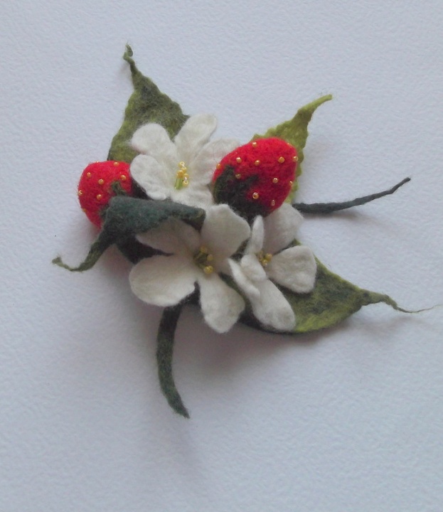 brooch-strawberries