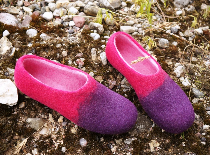 Pink and violet house shoes. Felt shoes.