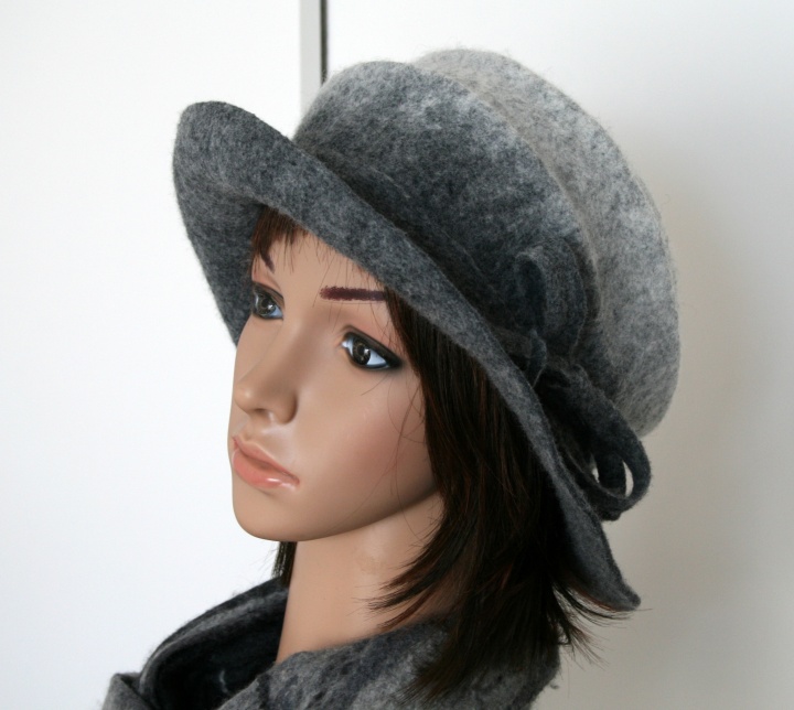 Felted hat ,, ,, gray ribbon