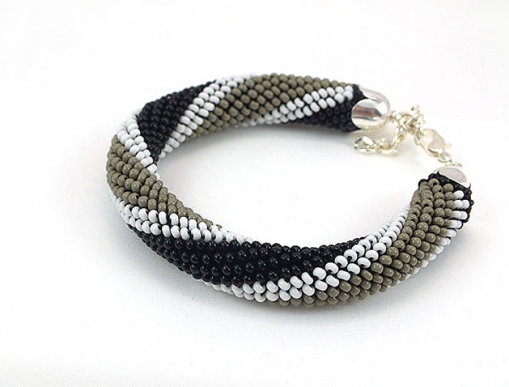 Crocheted gray bracelet (tow).